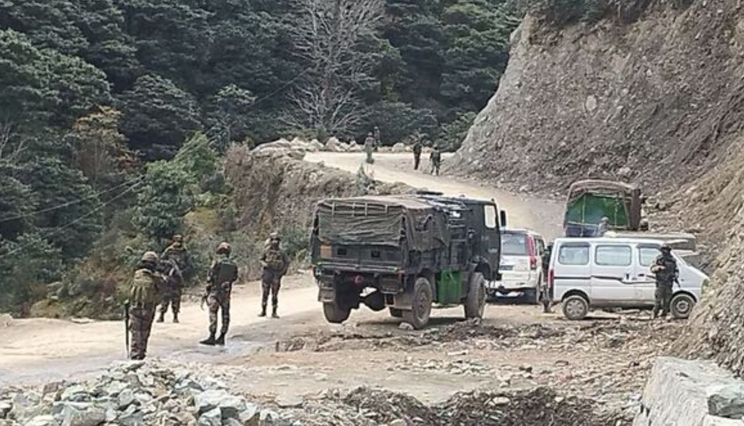 जम्मू-कश्मीर में निहत्थे पाकिस्तानियों ने भारतीय सेना की गाड़ी पर पीछे से हमला किया, 5 जवान शहीद हो गए, सड़क खून से लथपथ हो गई.
