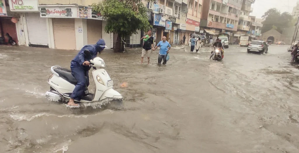 गुजरात में भारी बारिश के बीच 25 और लोगों की मौत